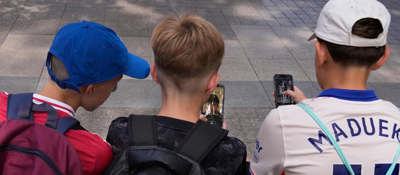 Jugendliche schauen Social-Media-Angebote auf ihren Smartphones