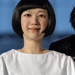 Der japanische Wissenschaftler Hiroshi Ishiguro mit einem androiden Roboter