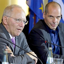 Der damalige Bundesfinanzminister Schäuble spricht bei einer gemeinsamen Pressekonferenz mit dem damaligen griechischen Finanzminister Varoufakis (Archibild von 2015)