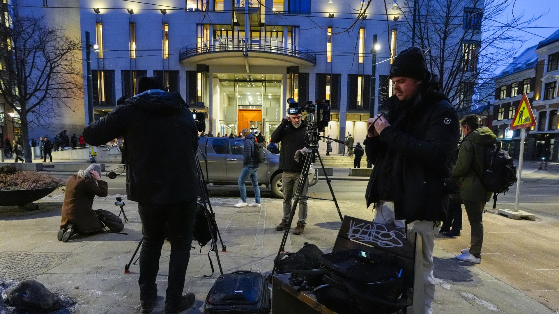 Vor einem Gerichtsgebäude in Oslo warten Journalisten | EPA