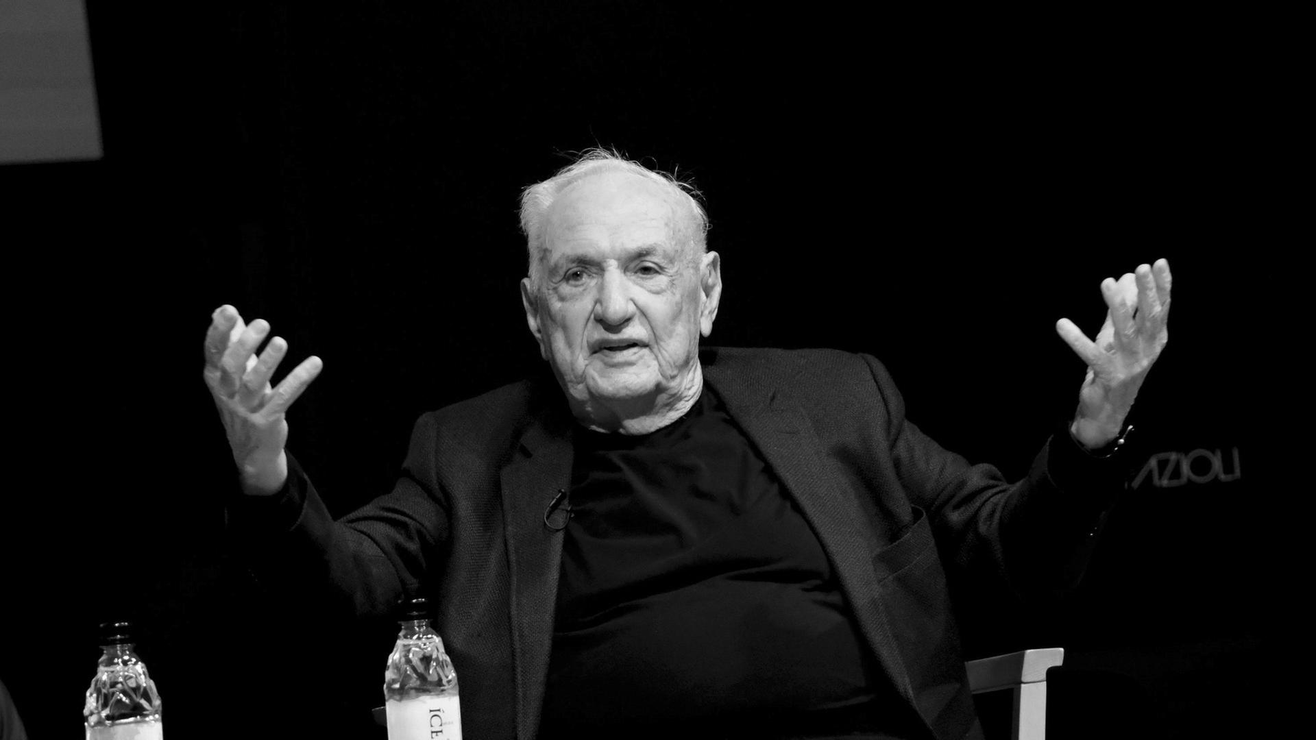 Der Stararchitekt Frank Gehry während einer Eröffnungsfeier im März 2022 | AP