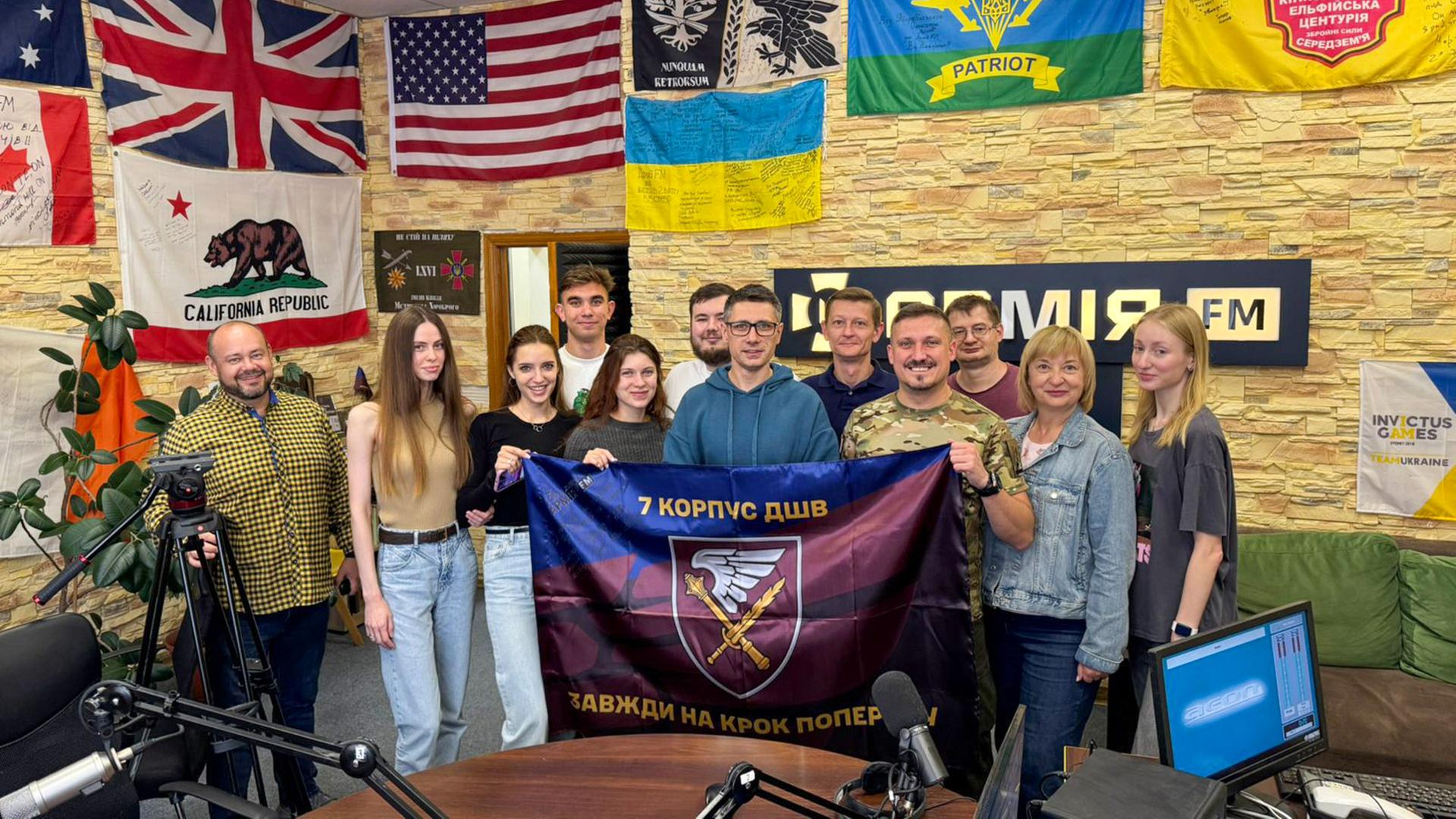 Die Belegschaft des MilitÃ¤rsendersÂ Armija FM in ihren RÃ¤umen. | Armija FM