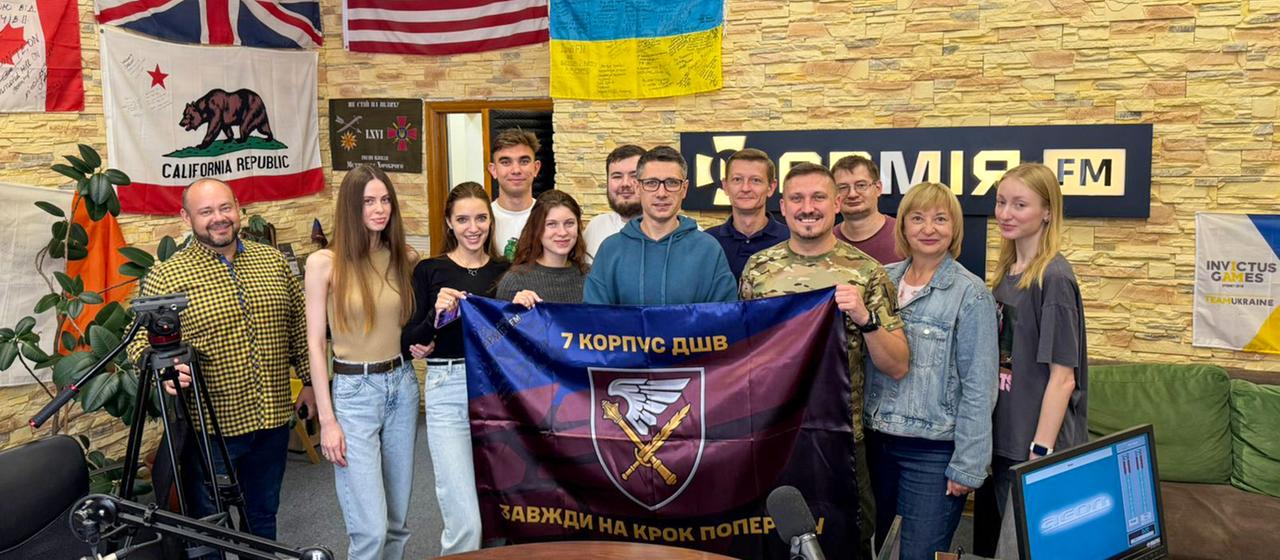 Die Belegschaft des Militärsenders&nbsp;Armija FM in ihren Räumen.