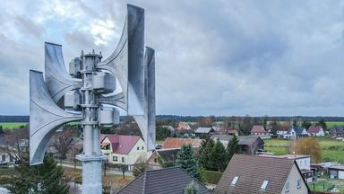 Eine Sirene in einem Dorf.