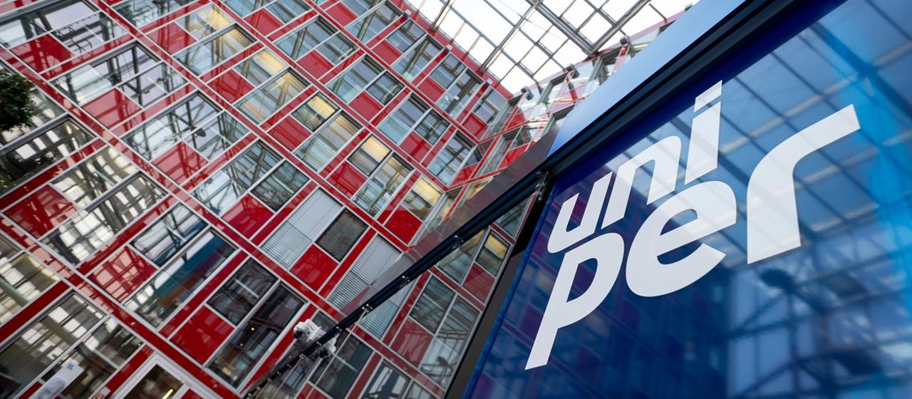 Schild mit dem Unternehmenslogo an der Zentrale von Uniper.