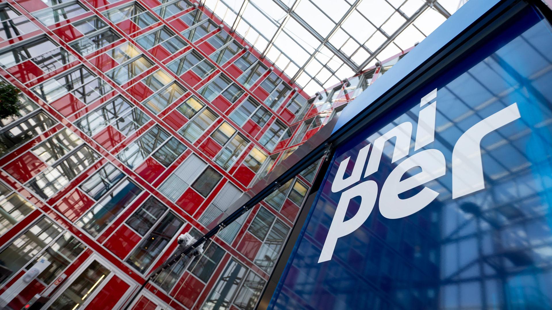 Schild mit dem Unternehmenslogo an der Zentrale von Uniper. | picture alliance / SvenSimon