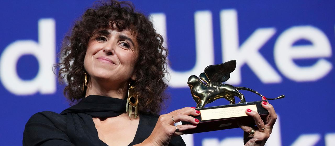 Regisseurin May el-Toukhy feiert den Goldenen Löwen für den besten Film in Venedig