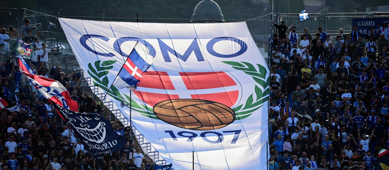 Ein Banner des FC Como wird bei einem Fußballspiel ezeigt