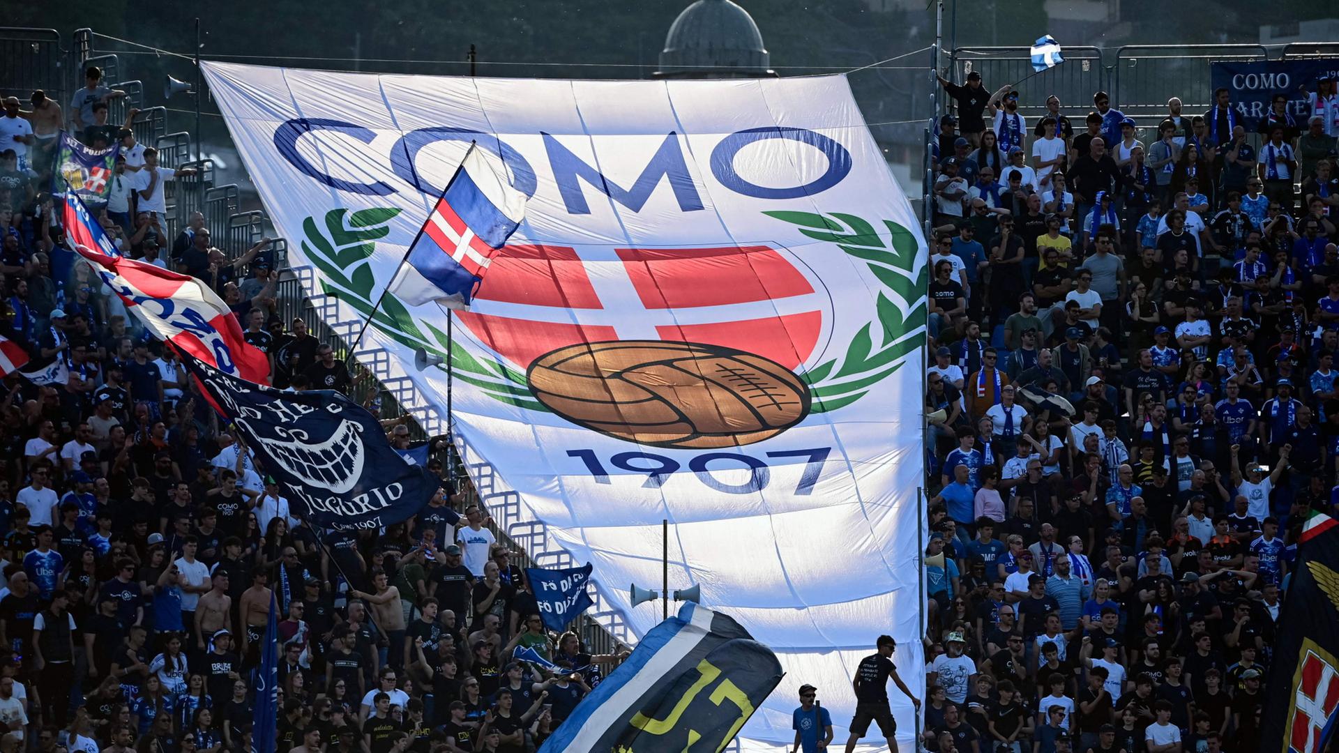 Ein Banner des FC Como wird bei einem Fußballspiel ezeigt | AFP