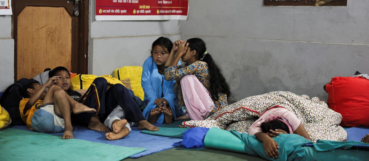 Kinder, die durch Sturzfluten und einen Schlammstrom vertrieben wurden, in einem Hilfslager in Trishuli in Nepal