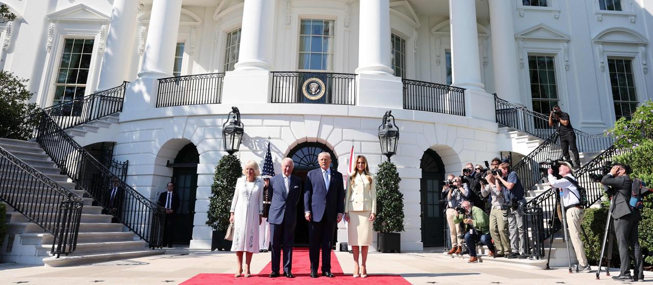 Camilla, Charles III., Donald und Melanie Trump stehen vor dem Weißen Haus