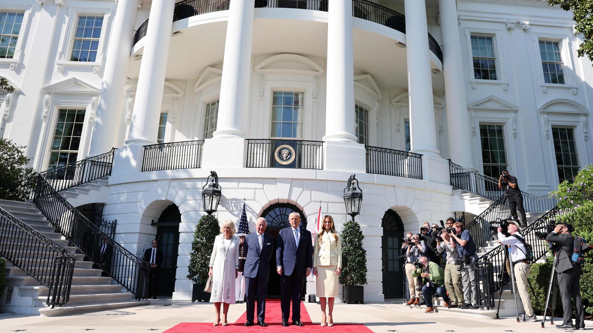 Camilla, Charles III., Donald und Melanie Trump stehen vor dem WeiÃen Haus | AFP