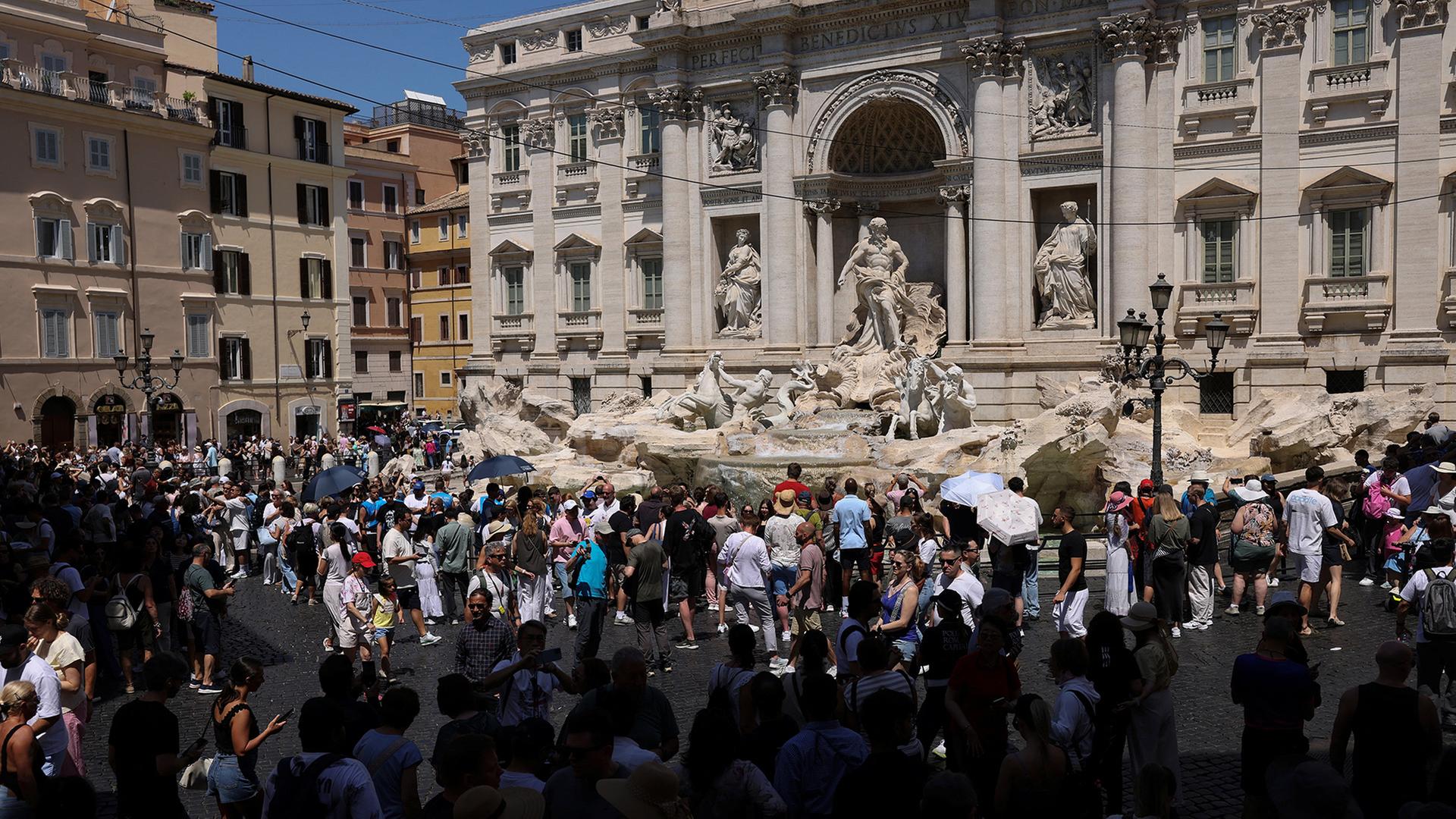 Menschen vor dem Trevi-Brunnen in Rom. | REUTERS