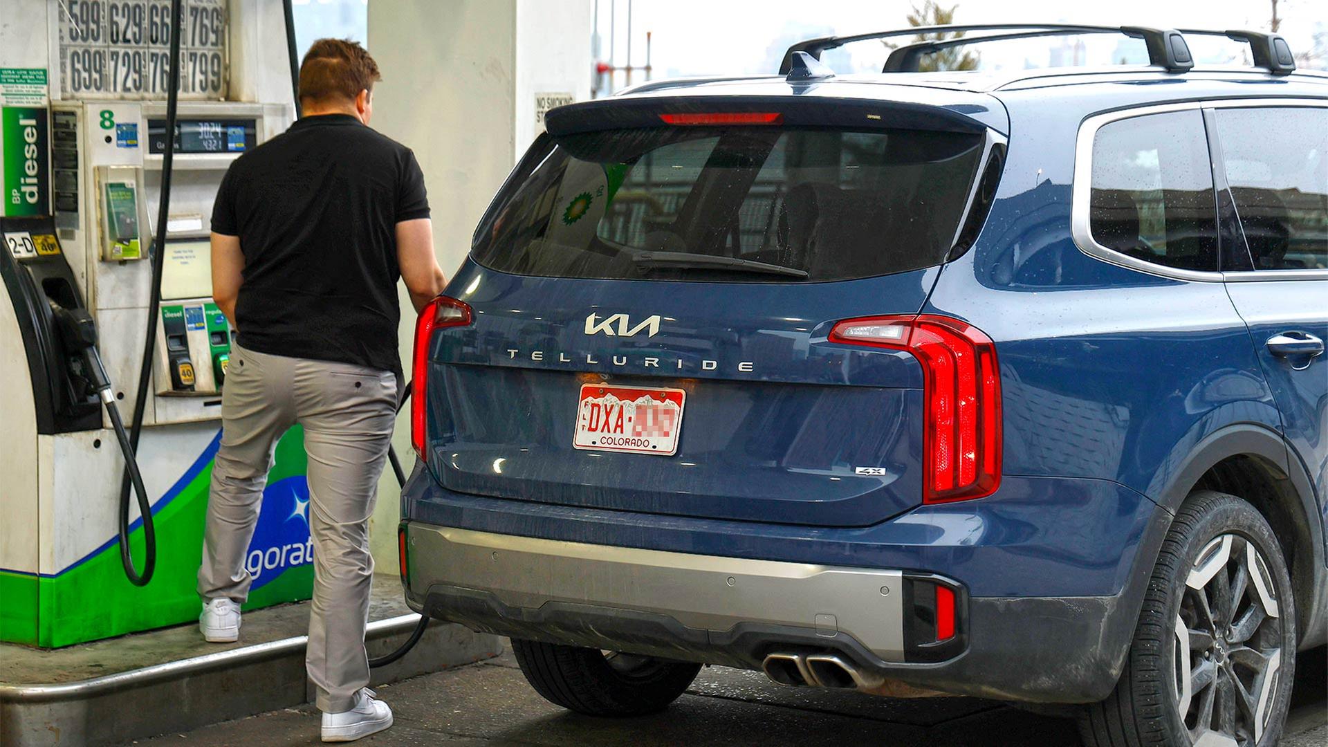 Ein Mann tankt sein Auto auf an einer Tankstelle bei New York, USA. | picture alliance / Sipa USA