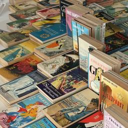 Eine Ausstellung des Rowohlt-Verlag mit historischen Taschenbuch-Bänden.