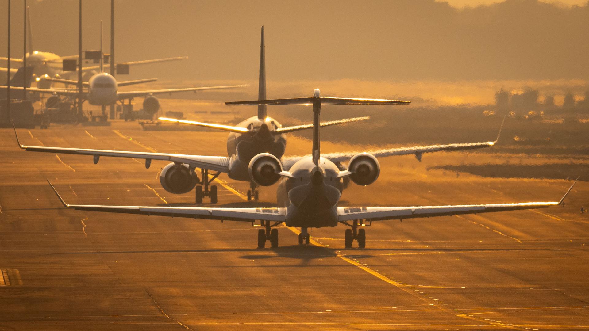 Flugzeuge reihen sich auf dem Rollfeld in Frankfurt | Boris Roessler/dpa