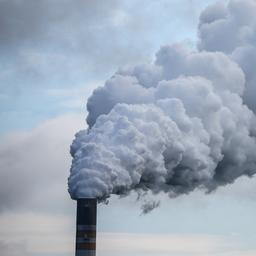Qualm strömt aus dem Schornstein des Braunkohlekraftwerks Schkopau
