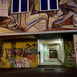 Polizeiabsperrband an Hausdurchgang