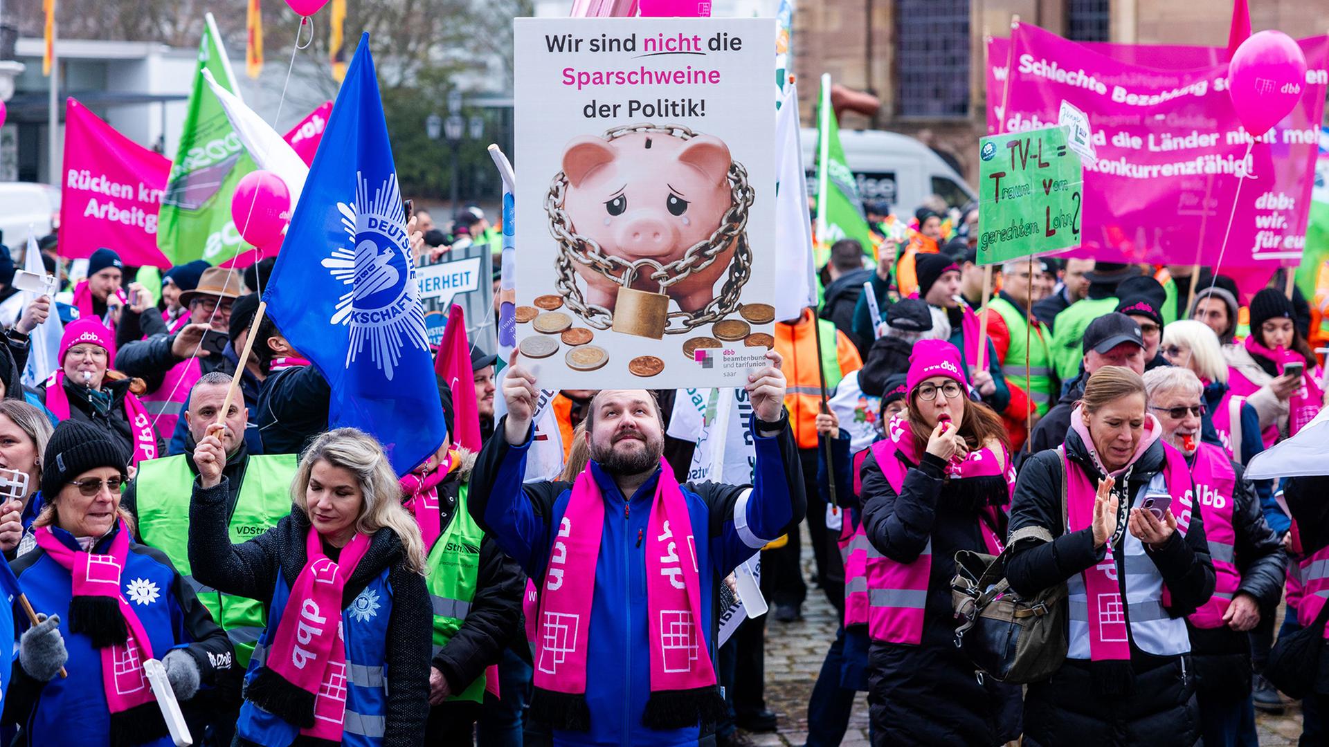 Mitglieder des DBB auf einer Kundgebung | Laszlo Pinter/dpa