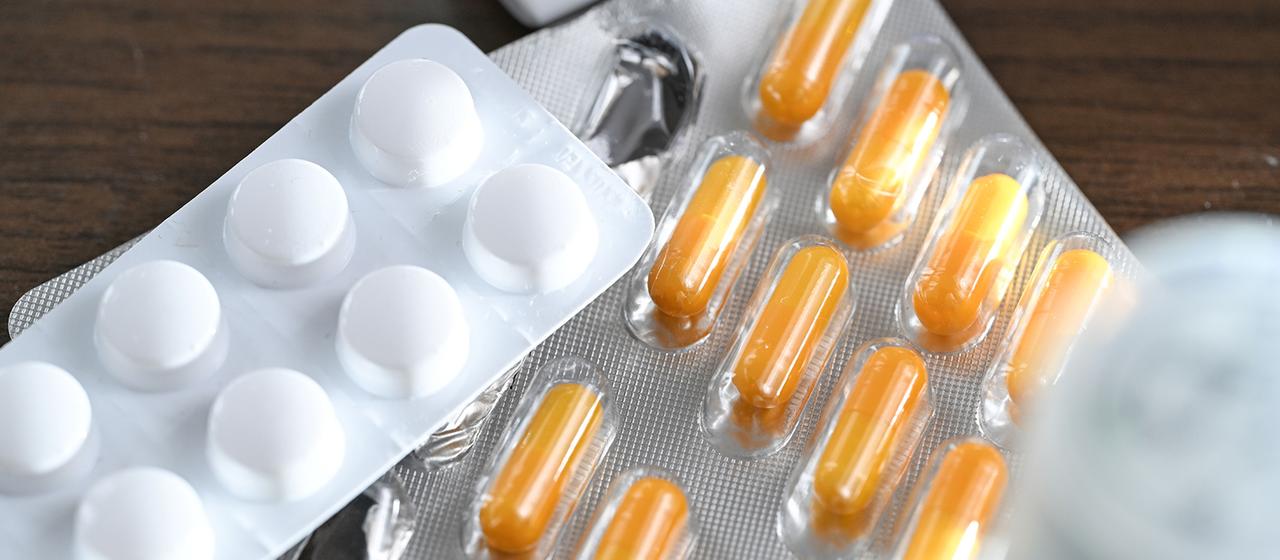Verschiedene Tabletten Blister liegen auf einem Tisch.