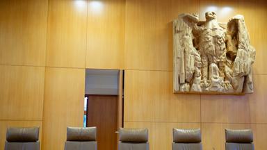 Leere Richterstühle am Bundesverfassungsgericht