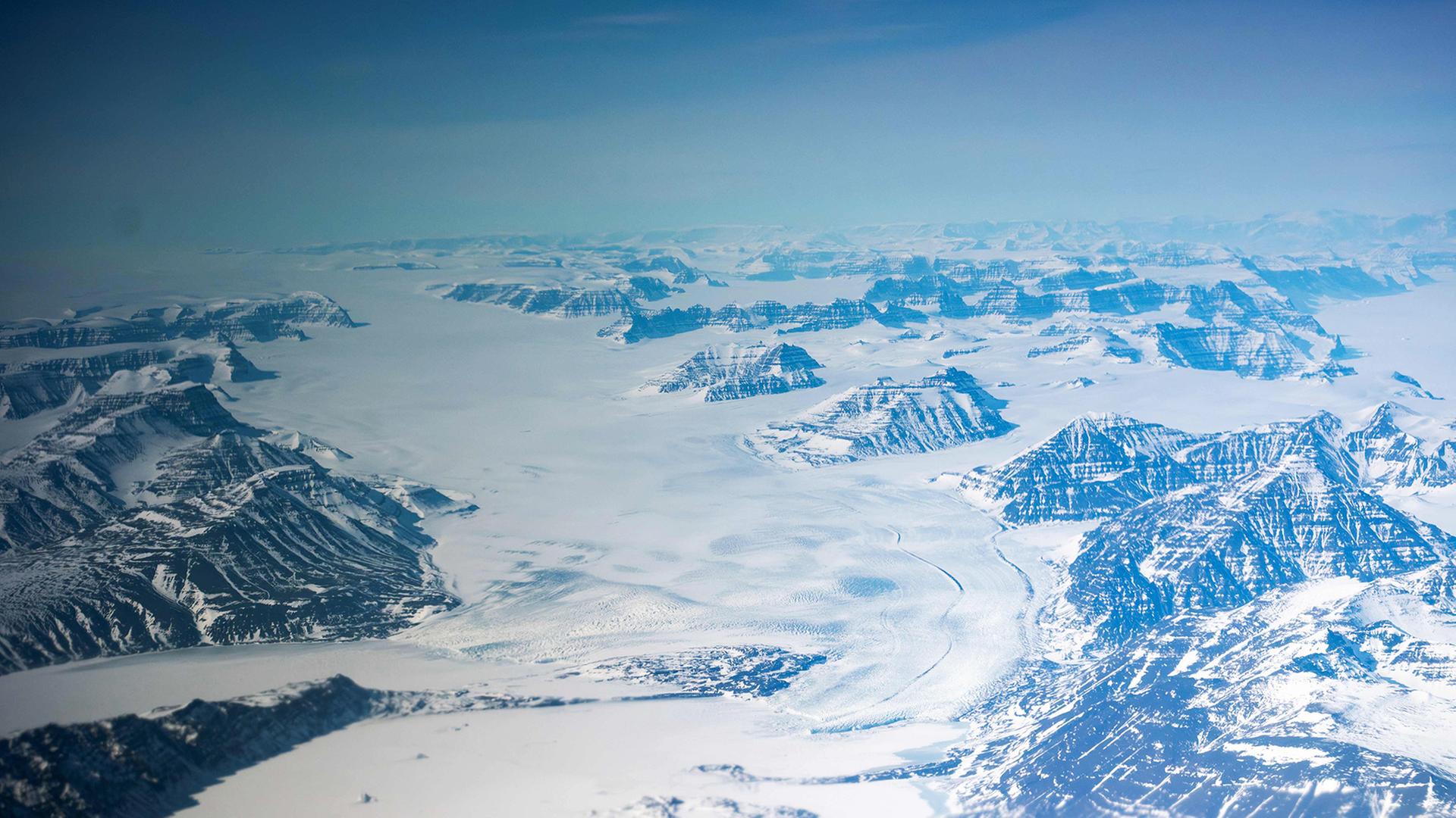 Eine Luftaufnahme zeigt eine polare Schneelandschaft. | AFP