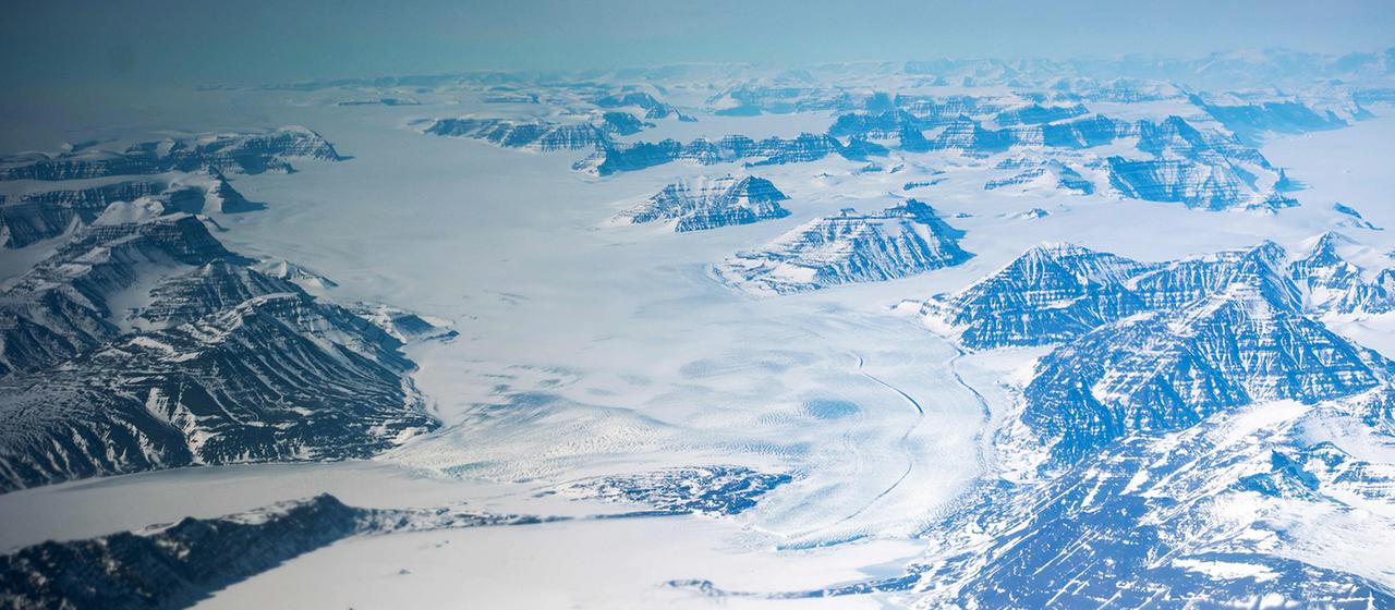 Eine Luftaufnahme zeigt eine polare Schneelandschaft.