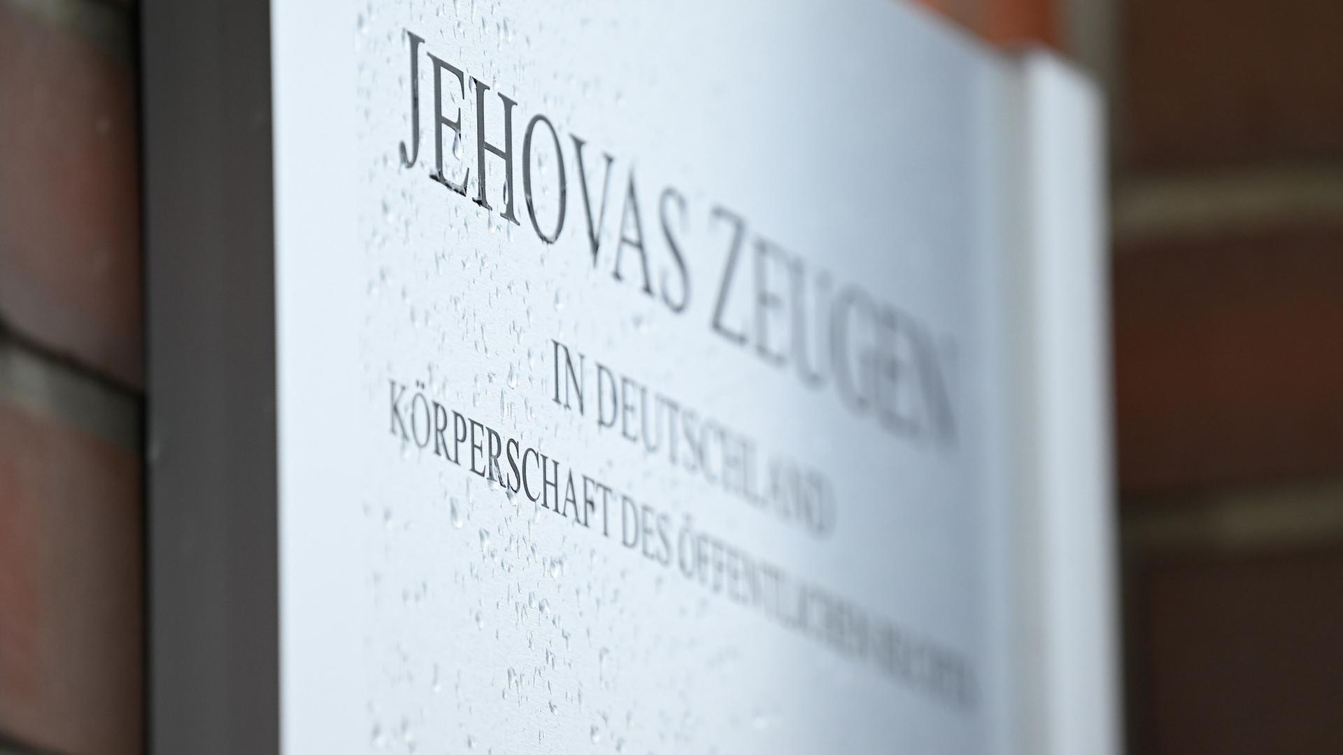 Eingangsschild am Hauptsitz der Zeugen Jehovas Deutschland (Archiv) | Britta Pedersen/dpa