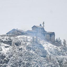 Aufsteigener Rauch an der Ruine des Kehlsteinhaus