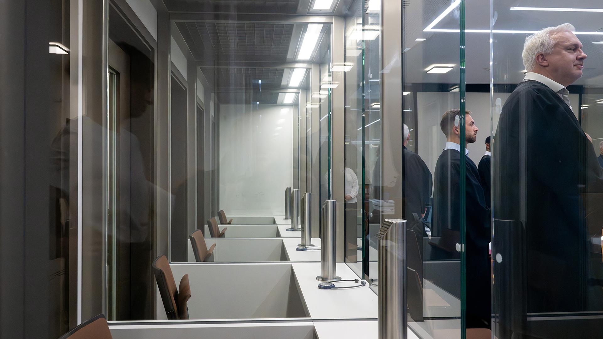 September 2025: Vertreter der Verteidigung warten im Saal des Kriminalgerichtes Moabit. (Quelle: dpa/Soeren Stache) | dpa/Soeren Stache