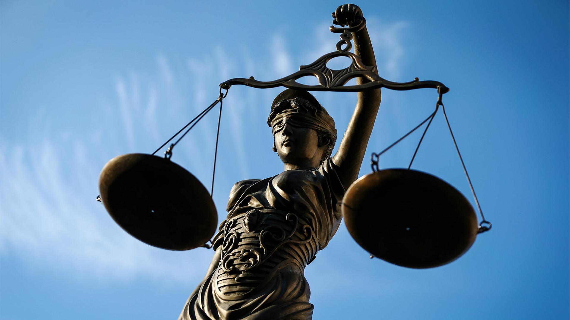 Statue der Justitia hält als Symbol eine Waage in ihrer Hand | dpa