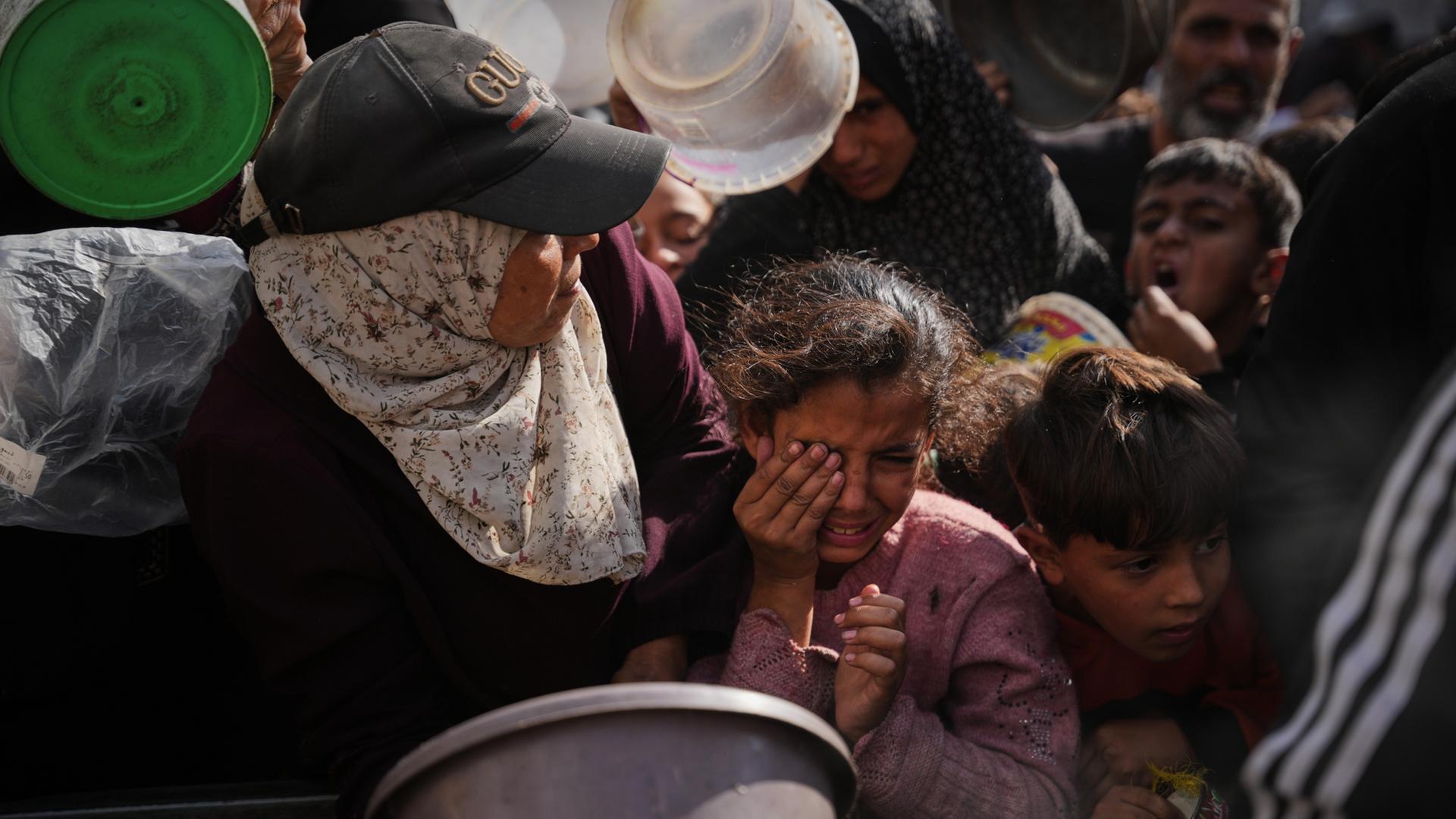 Menschen in Palästina drängen sich um gespendete Lebensmittel | dpa