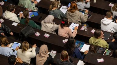 Studierende bei einer Einführungsveranstaltung