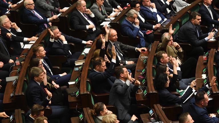 Polnische Abgeordnete stimmen über eine Resolution ab, das die öffentlich-rechtlichen Medien wieder unabhängig machen soll.