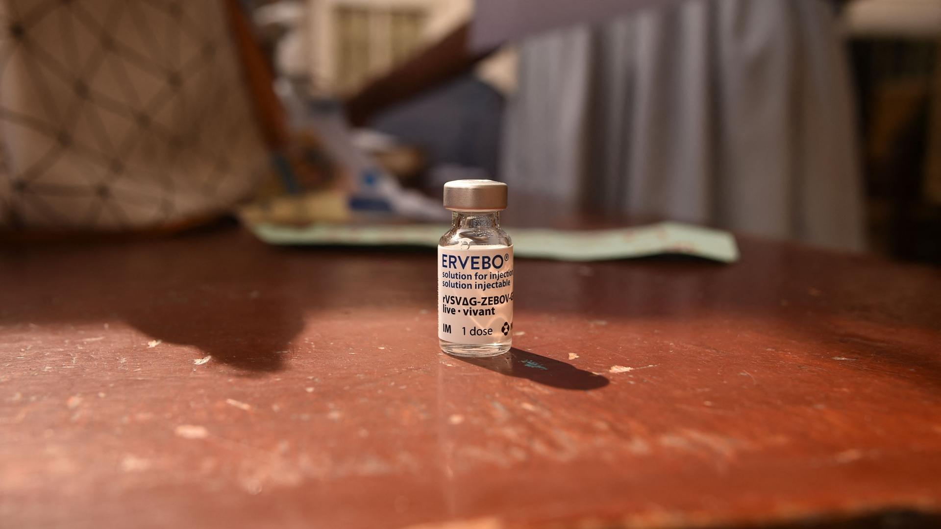Eine Flasche des Impfstoffes Ervebo gegen Ebola steht auf einem Tisch. | AFP