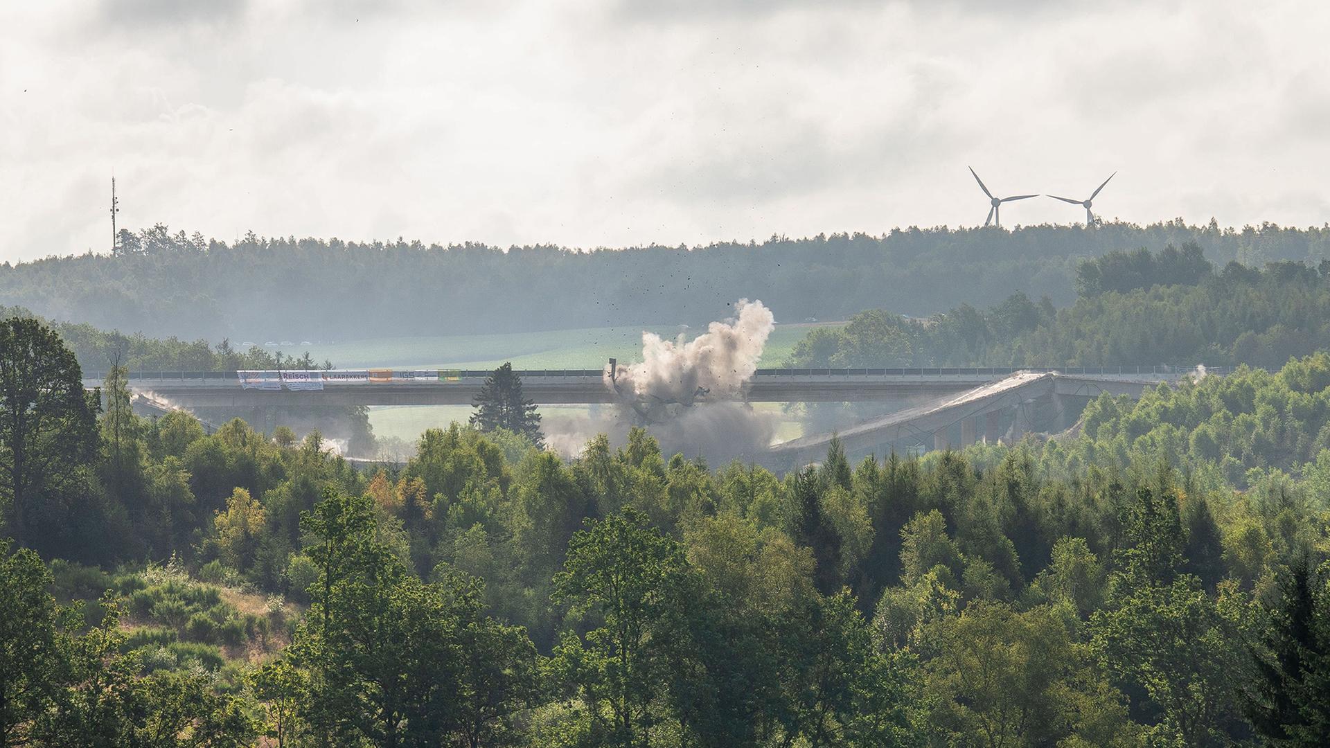 A45-Brücke bei Ottfingen im zweiten Versuch erfolgreich gesprengt