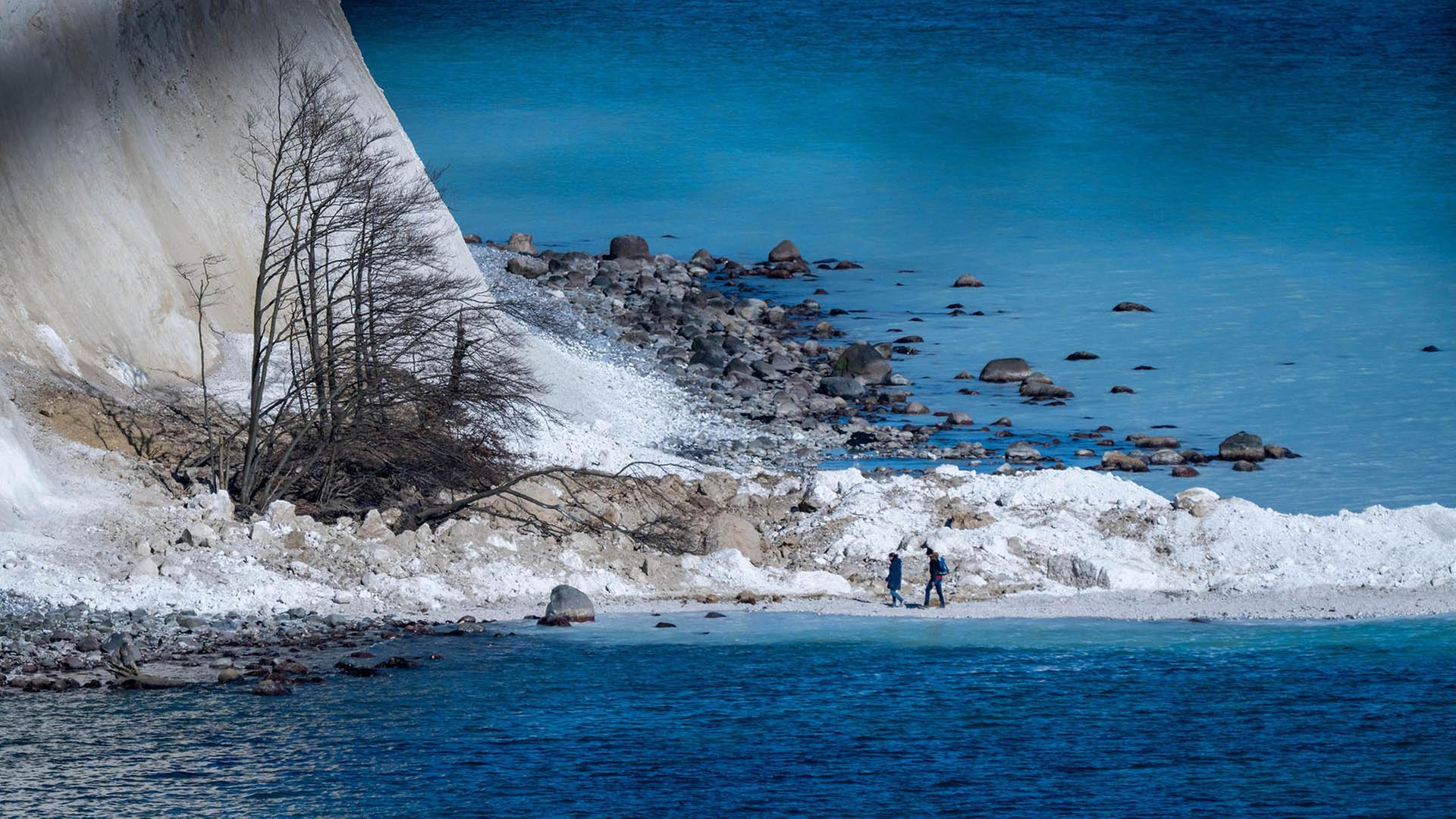 Blick Ã¼ber den Strand der SteilkÃ¼ste des Nationalparks Jasmund auf RÃ¼gen. | Stefan Sauer/dpa