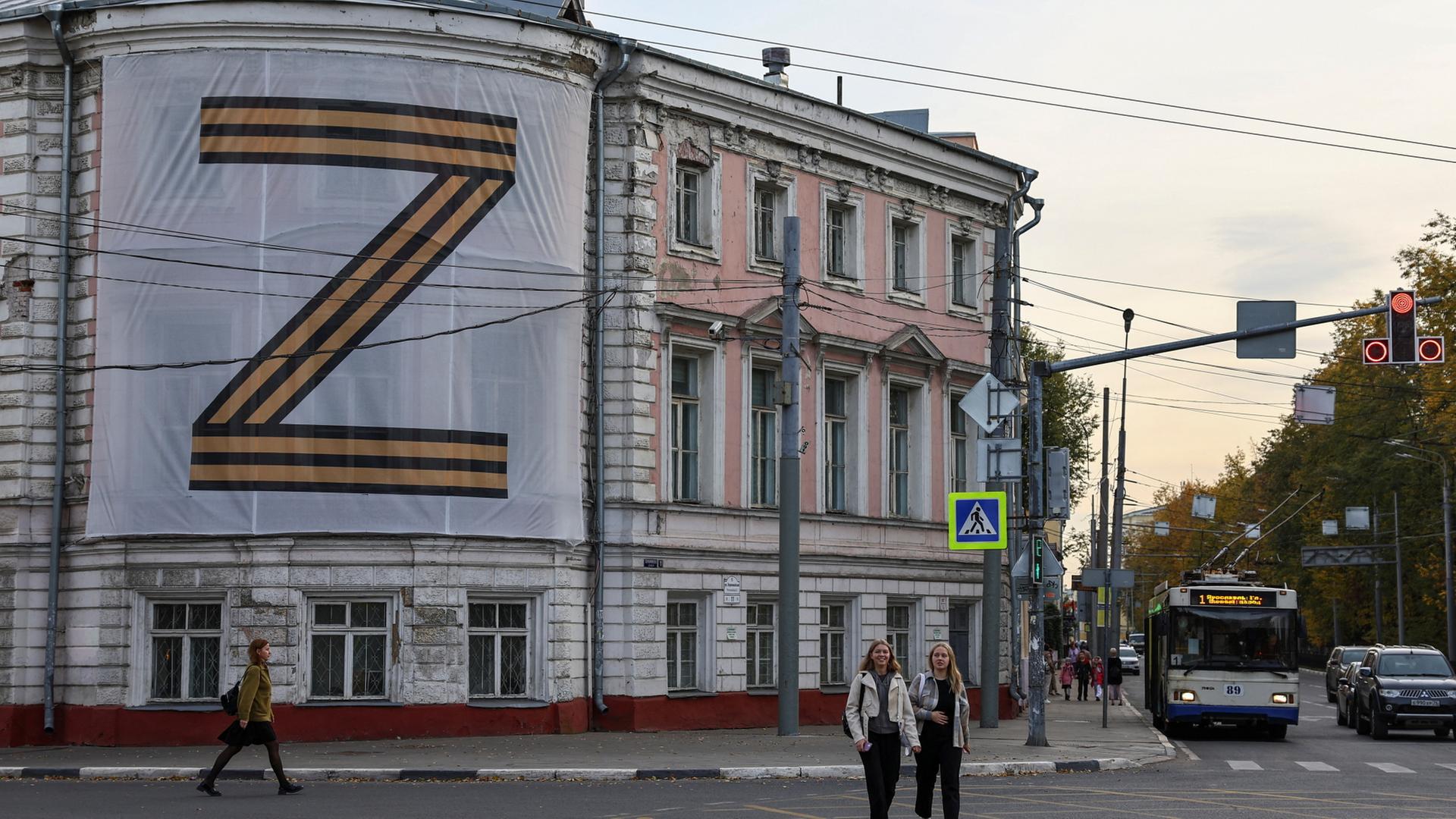 An einem Gebude in der russischen Stadt Jaroslawl hngt ein groes Plakat mit der Aufschrift 