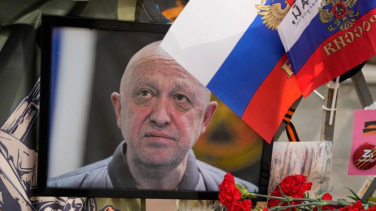 Ein Porträt des russischen Söldnerführers Jewgeni Prigoschin steht an einer informellen Gedenkstelle.