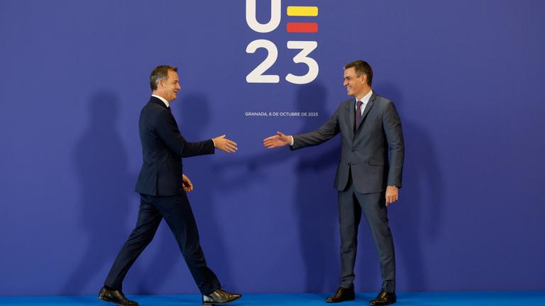 Alexander De Croo und Pedro Sanchez begrüßen sich.