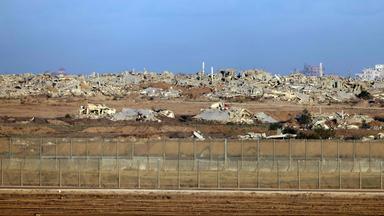 Zerstörte Gebäude hinter der israelischen Grenze zum Gazastreifen.