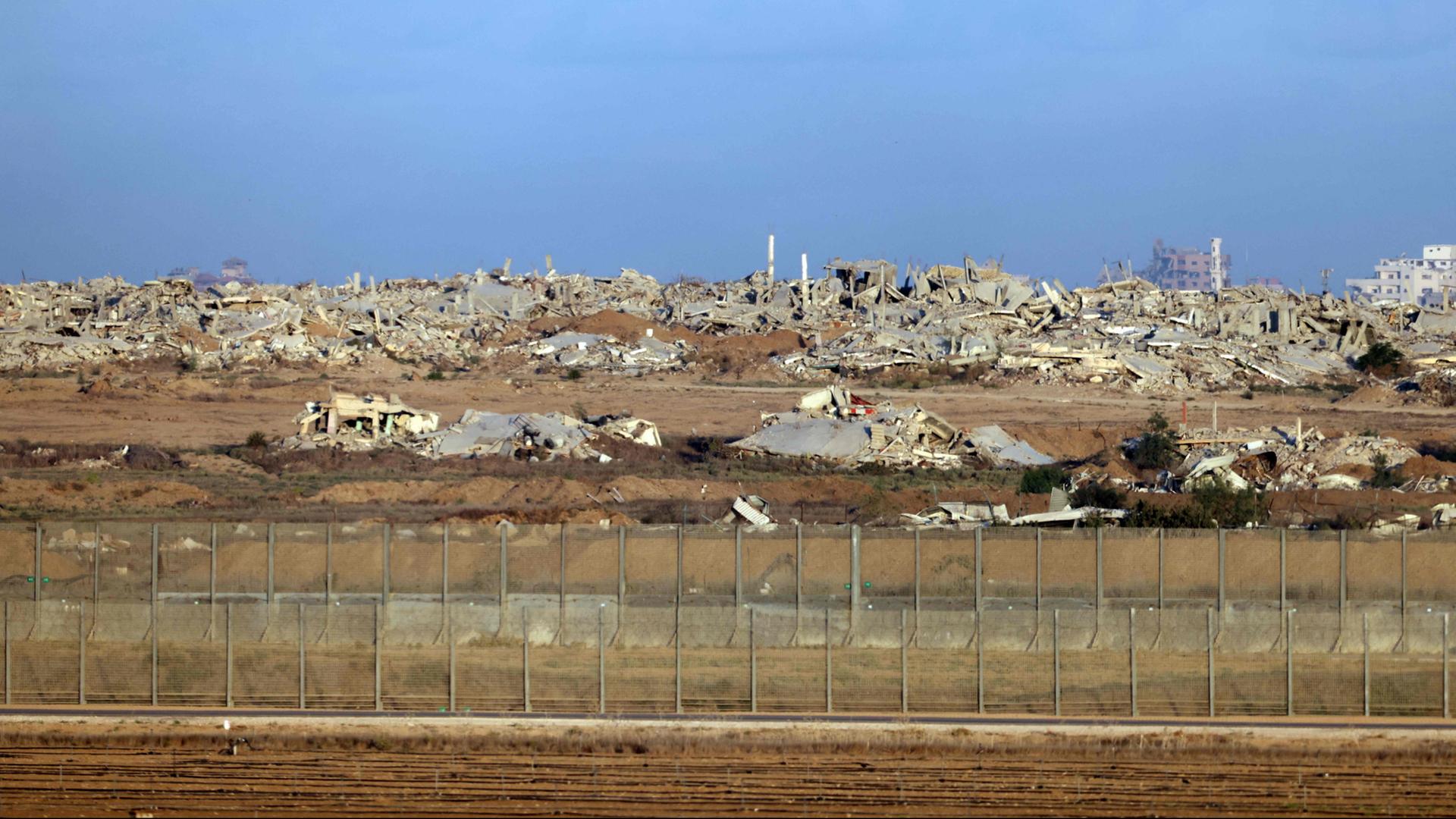 Zerstörte Gebäude hinter der israelischen Grenze zum Gazastreifen. | AFP