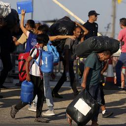 Flüchtlinge kommen im Hafen von Thessaloniki an