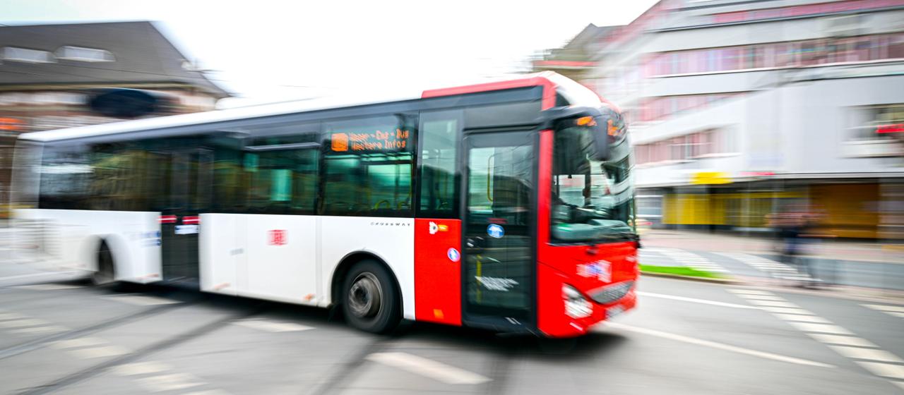 Ein Bus fährt in der Nähe des Bremer Hauptbahnhofs
