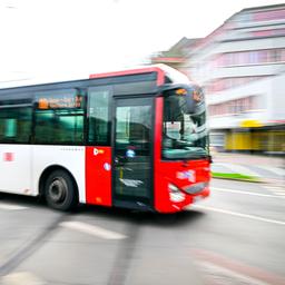 Ein Bus fährt in der Nähe des Bremer Hauptbahnhofs