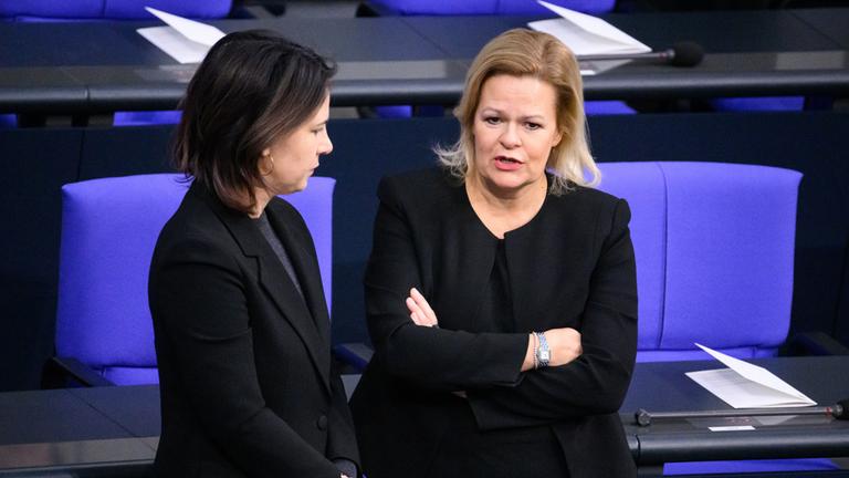 Annalena Baerbock (l, Bündnis 90/Die Grünen) Außenministerin, und Nancy Faeser (SPD), Bundesministerin für Inneres und Heimat.