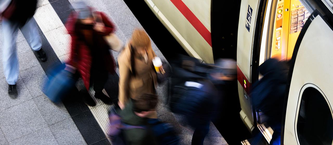 fahrgaeste-ice-deutsche-bahn-100.jpg?width=1280