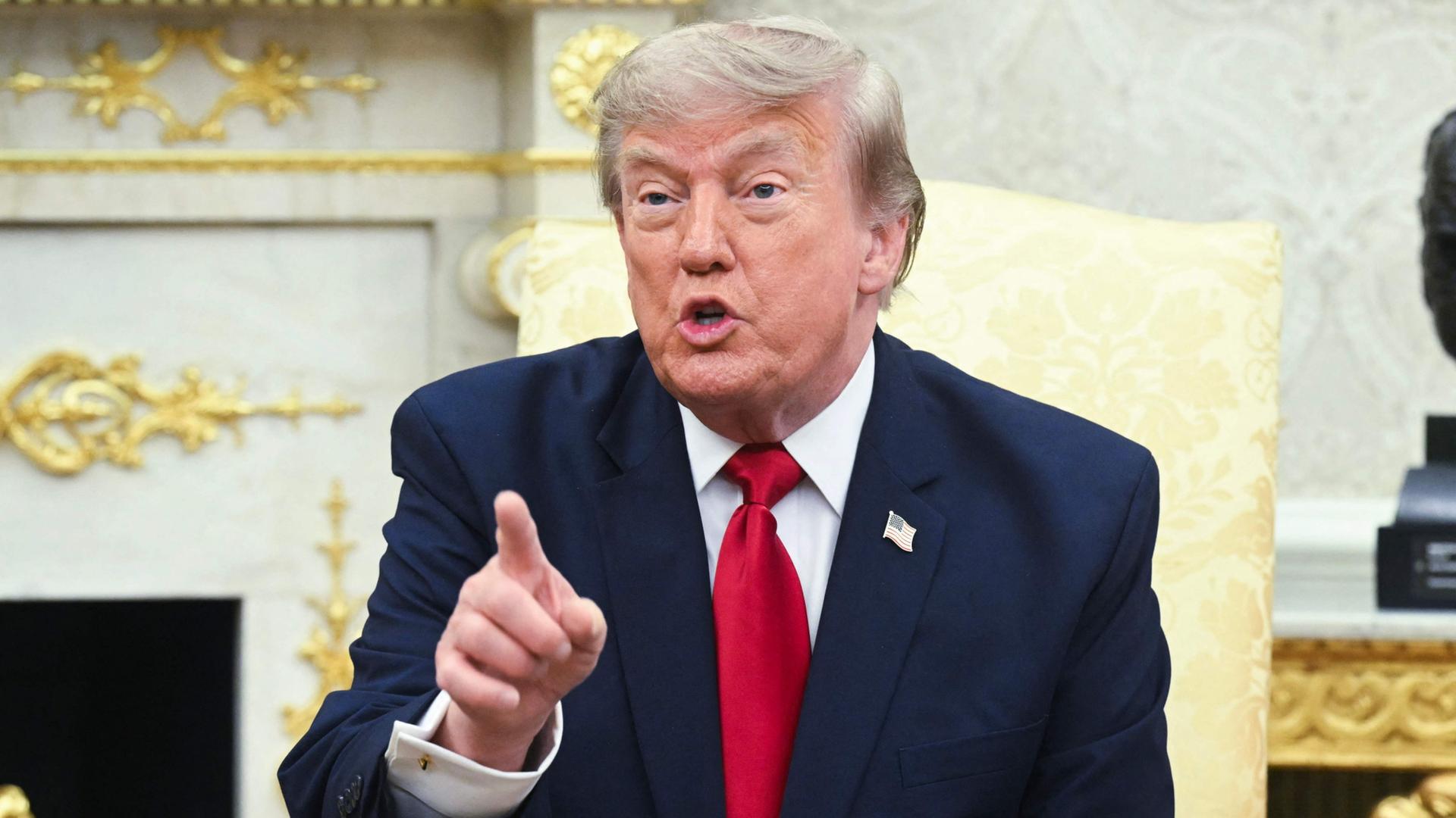 US-Präsident Donald Trump beantwortet Fragen von Reportern während eines Treffens mit dem Premierminister des Irak, Ali al-Zaidi, im Oval Office des Weißen Hauses in Washington, DC. | AFP