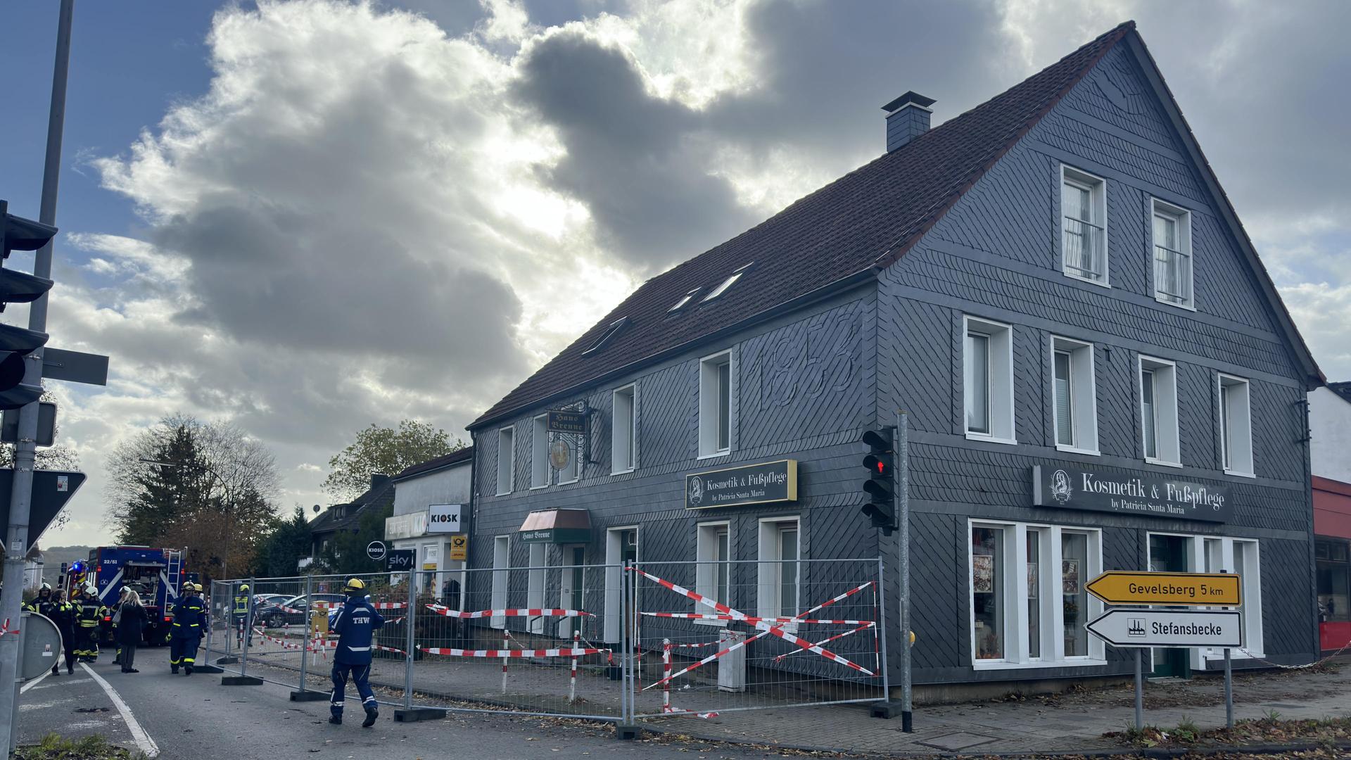 Ein Haus ist mit Bauzäunen abgesperrt. Davor stehen zahlreiche Einsatzkräfte | Feuerwehr Sprockhövel