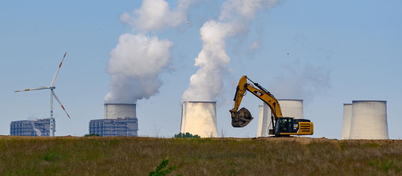Die Kühltürme vom Braunkohlekraftwerk Jänschwalde ragen hinter dem ehemaligen Braunkohletagebau Jänschwalde der Lausitz Energie Bergbau AG (LEAG) in den Himmel.